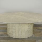 Oval coffee table in Italian-designed marble from the 1970s