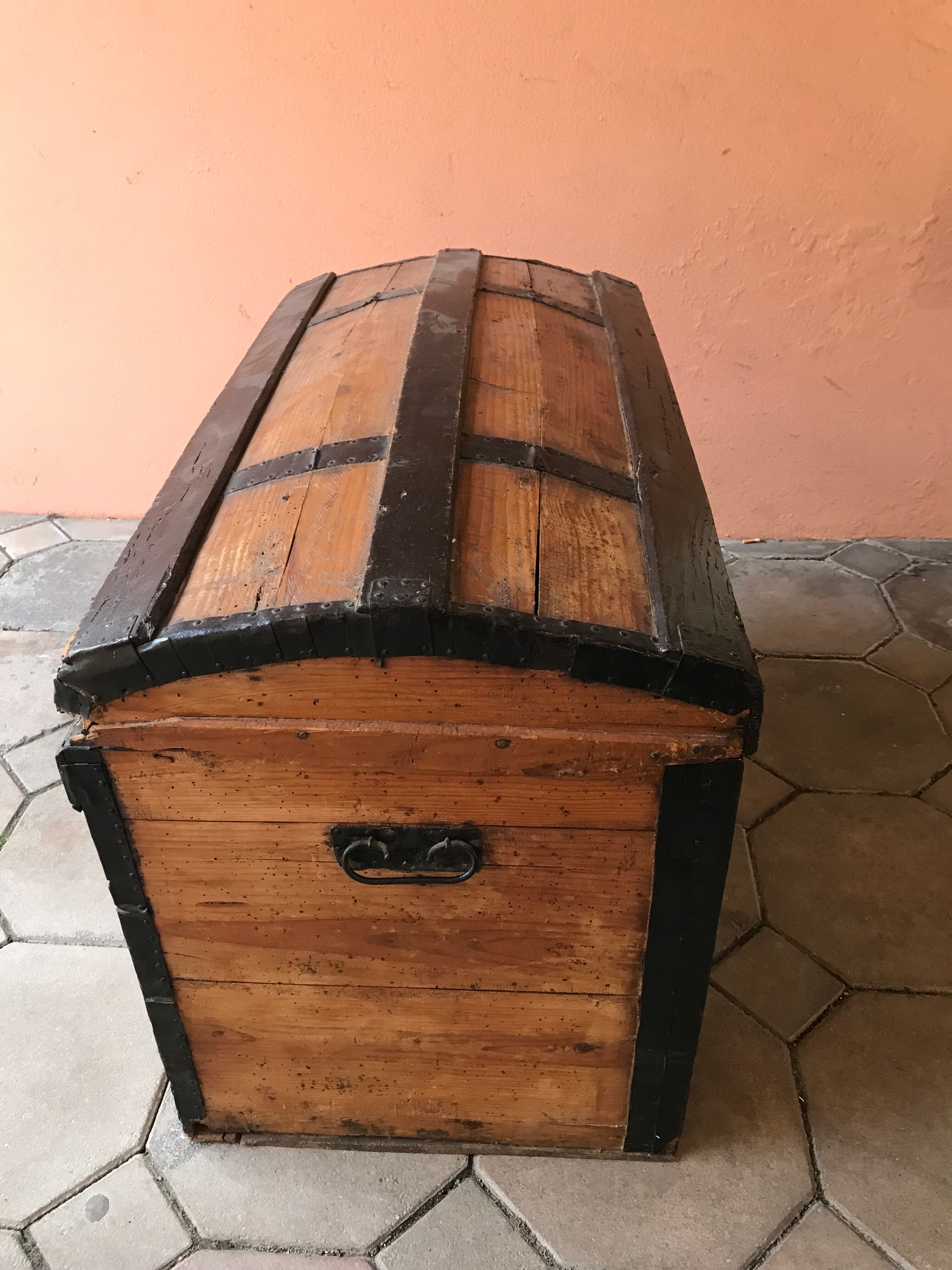 OLD TRUNK EARLY TWENTIETH IN PITCHPIN DOMED SHAPE LARGE MODEL