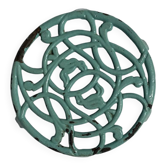Dessous de plat en fonte émaillée colorée bleue décor fer forgé