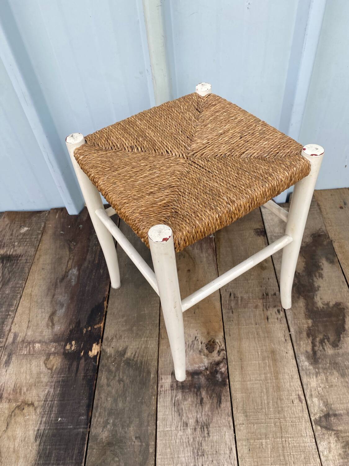 Tabouret Ancien en Bois Blanc + Assise Paille Tressée Vintage