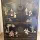 Cabinet en laque de Pékin en pierres dures & nacre Manufacture Jinlong