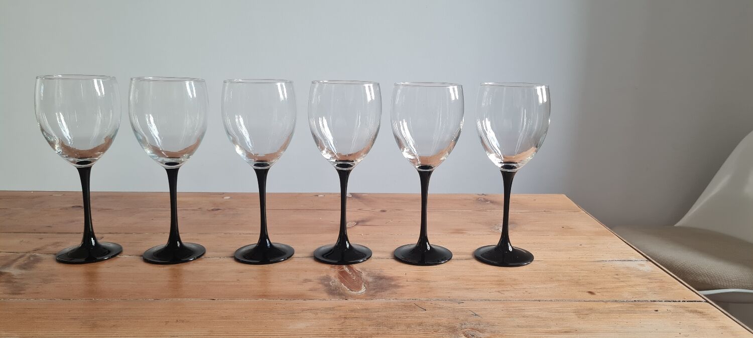 Set of 6 Luminarc wine glasses