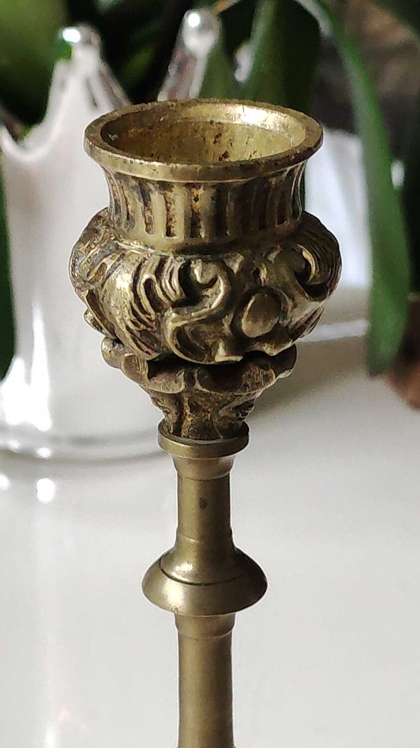 Baroque/Antique style torch candleholder, nineteenth, gilded bronze. Head motifs, volute arabesques