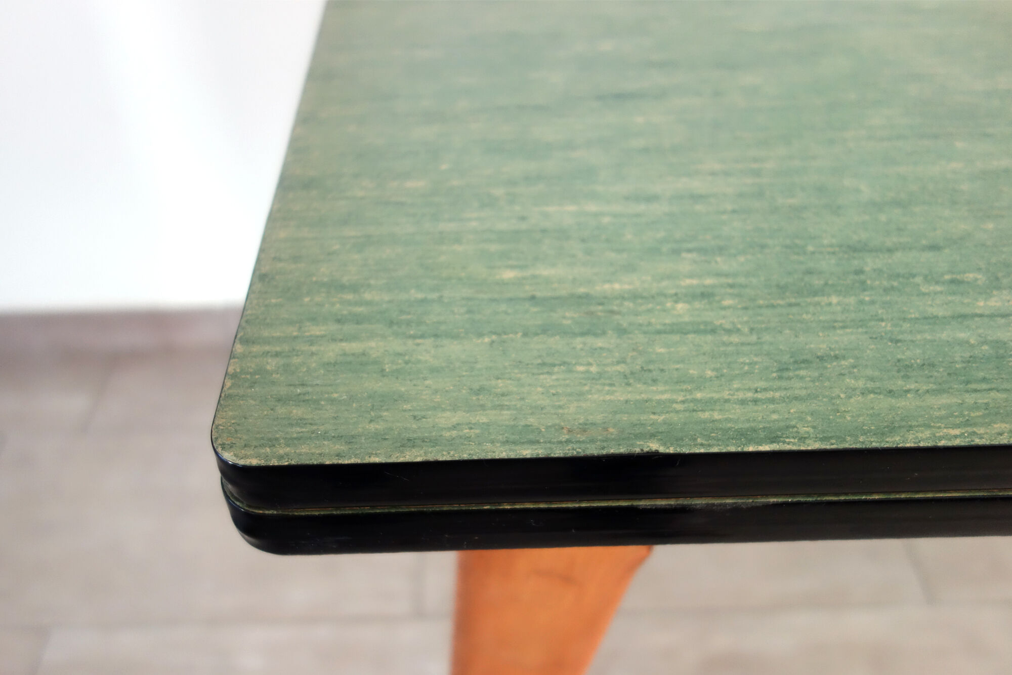 Table bois lino vert années 60