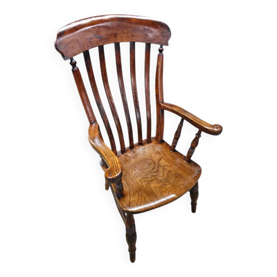 Chaise de campagne à dossier à lattes en orme du 19e siècle avec une couleur et une patine fabuleuses.