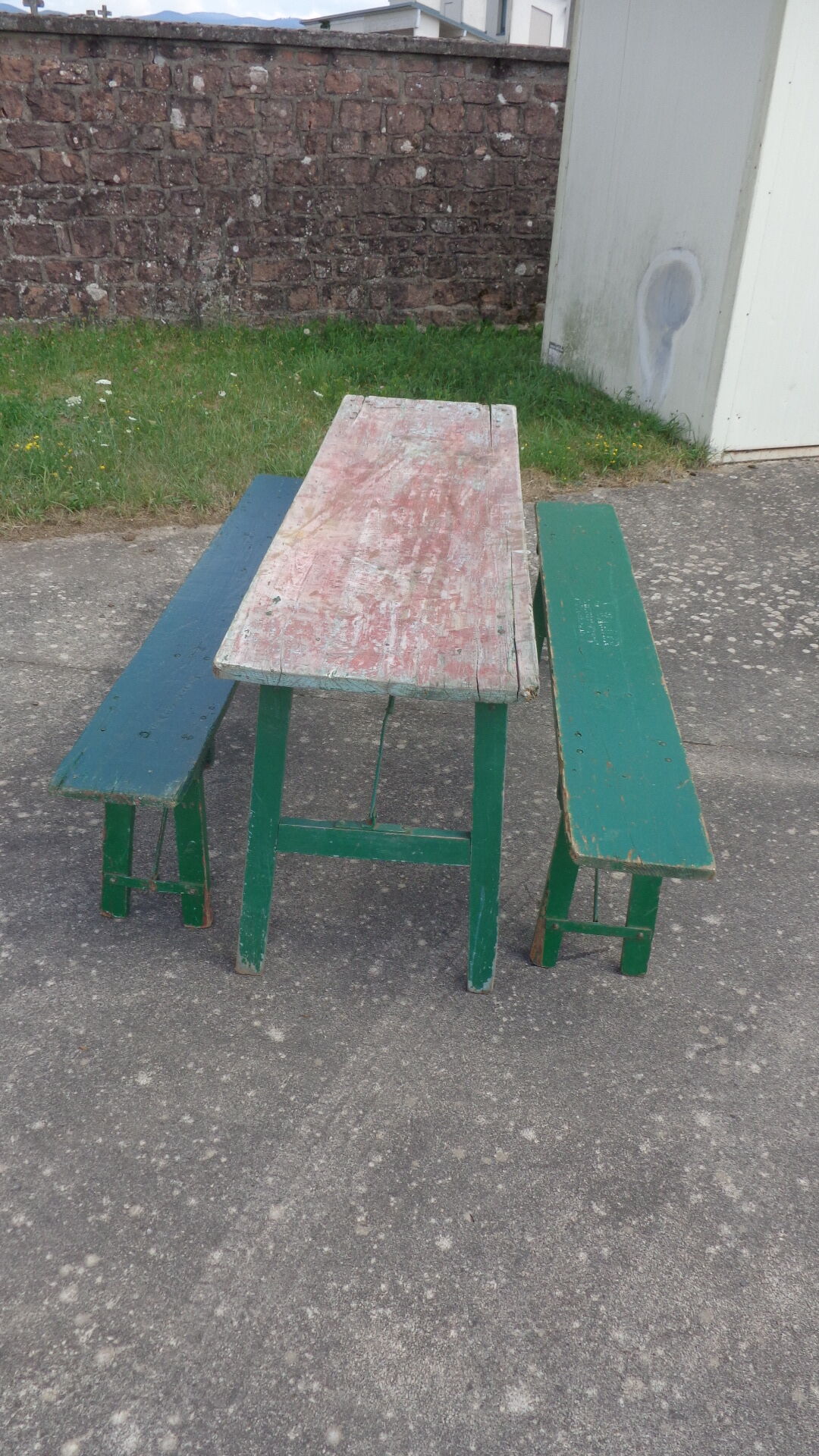 Table de brasserie mutzig et ses bancs