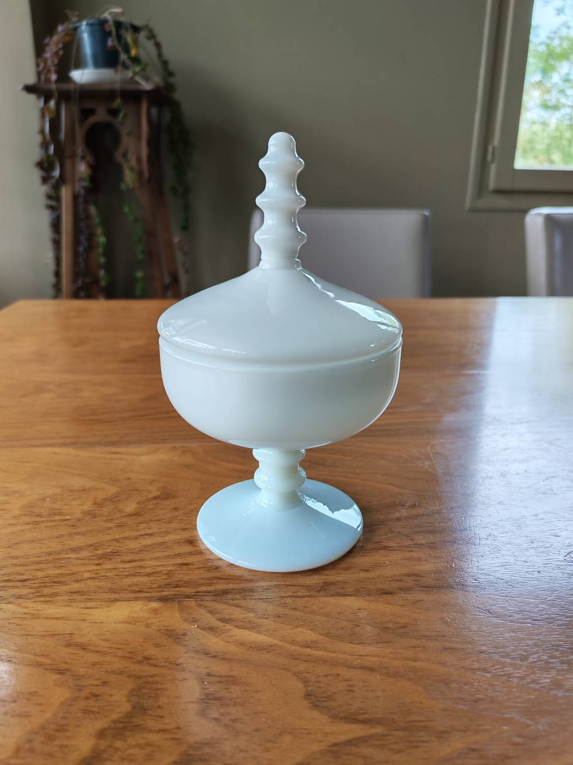 Vintage bonbonnière in white opaline