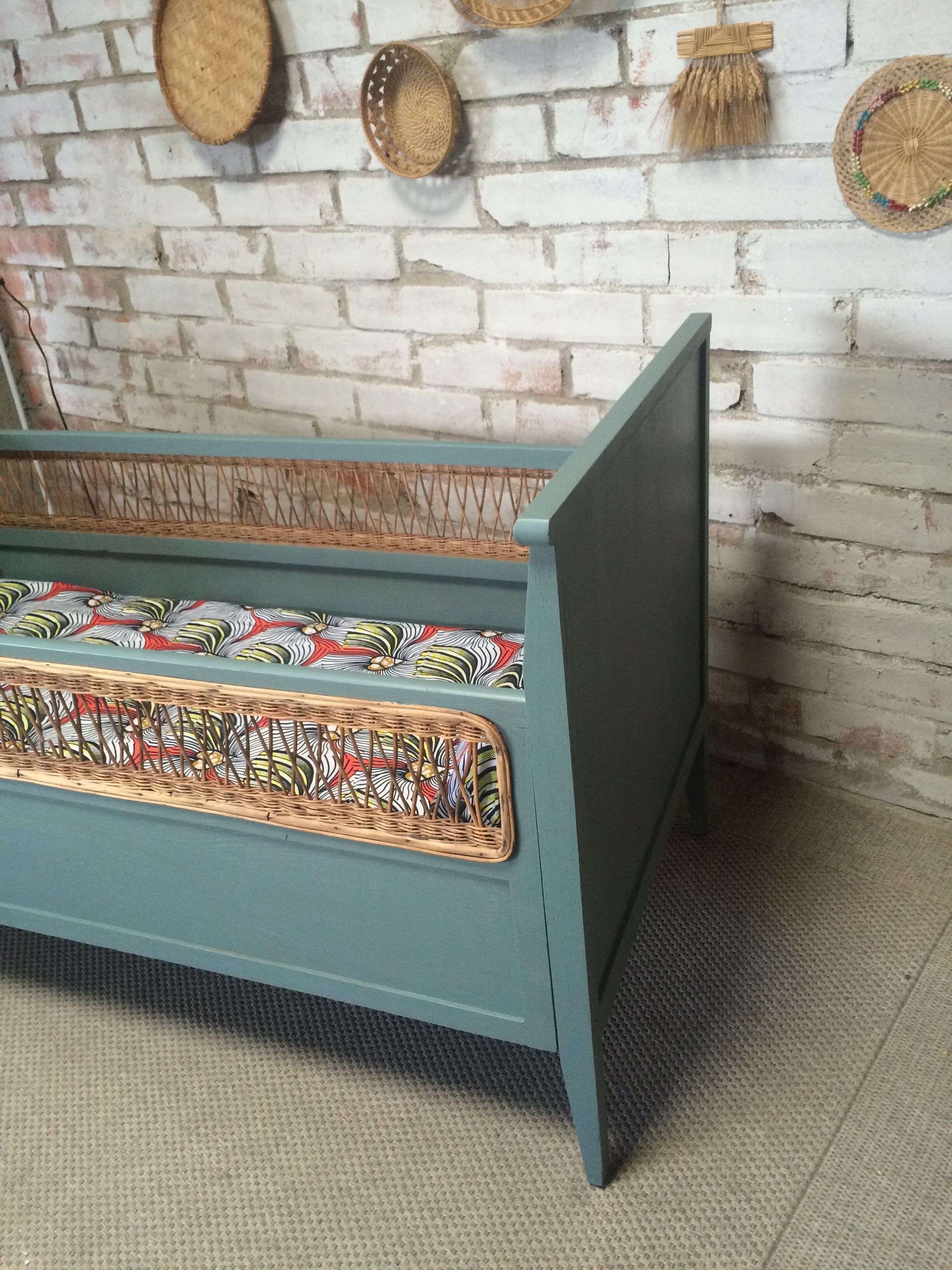 Baby bed feet compass and woven wicker