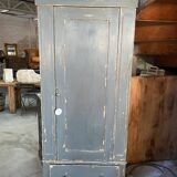 Armoire en bois peint