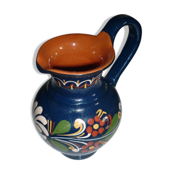 Pichet en terre vernissée bleue et fleurs