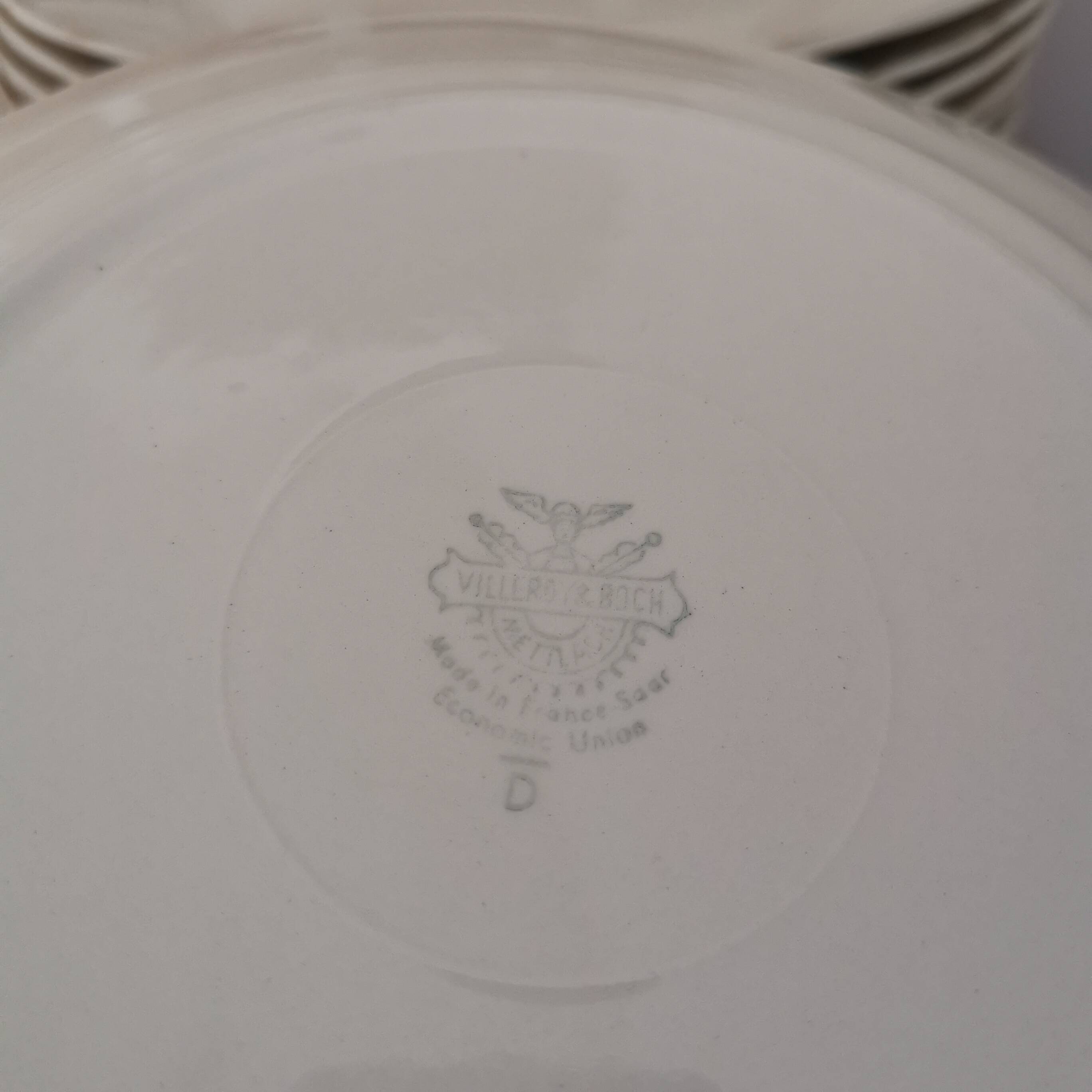 Set of 6 Villeroy and Boch flat plates in ivory color and gold edging