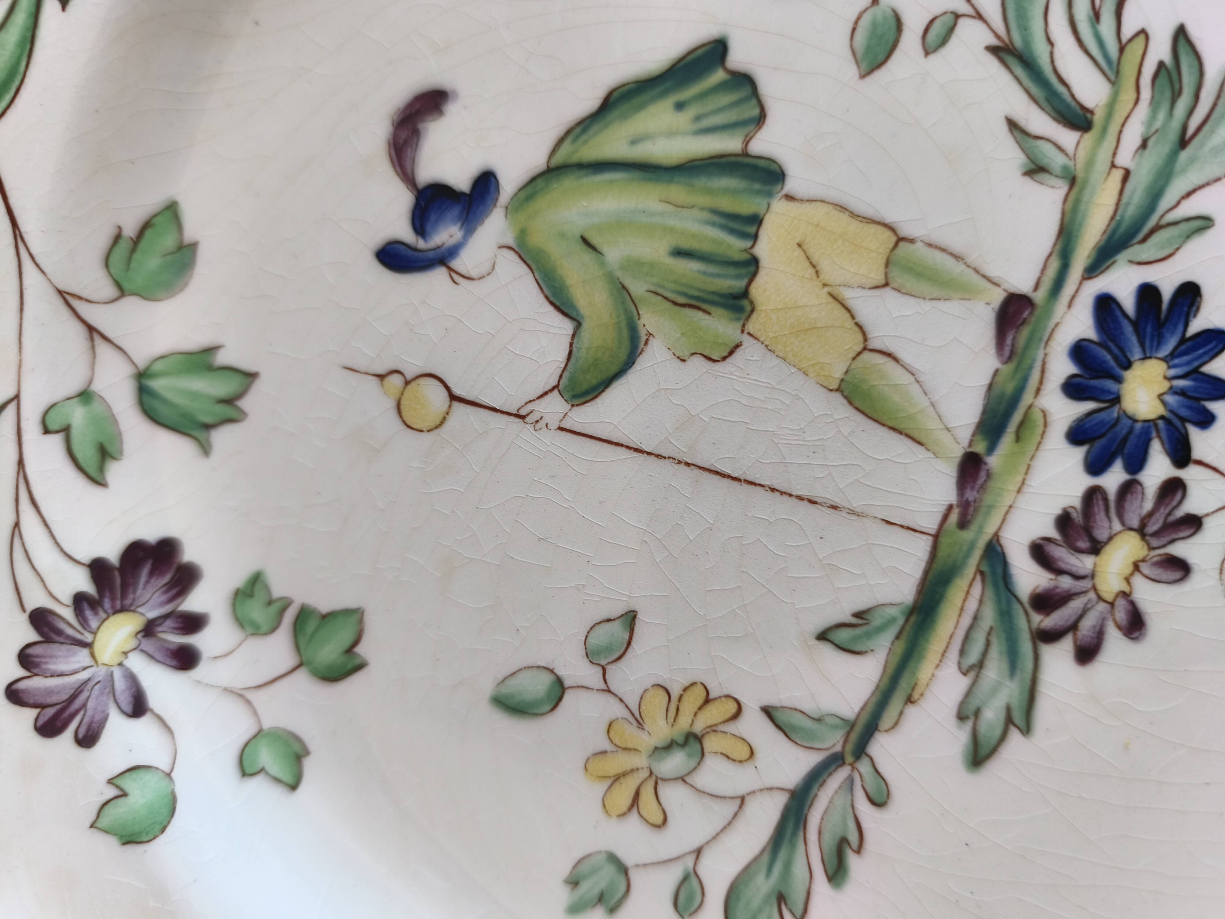 Lonchamp plate with pilgrim decoration
