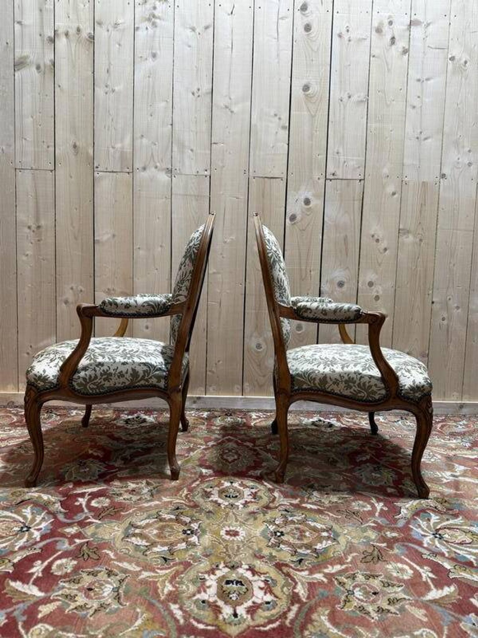 Paire de grands fauteuils de style Louis XV
