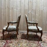 Paire de larges fauteuils de style Louis XV