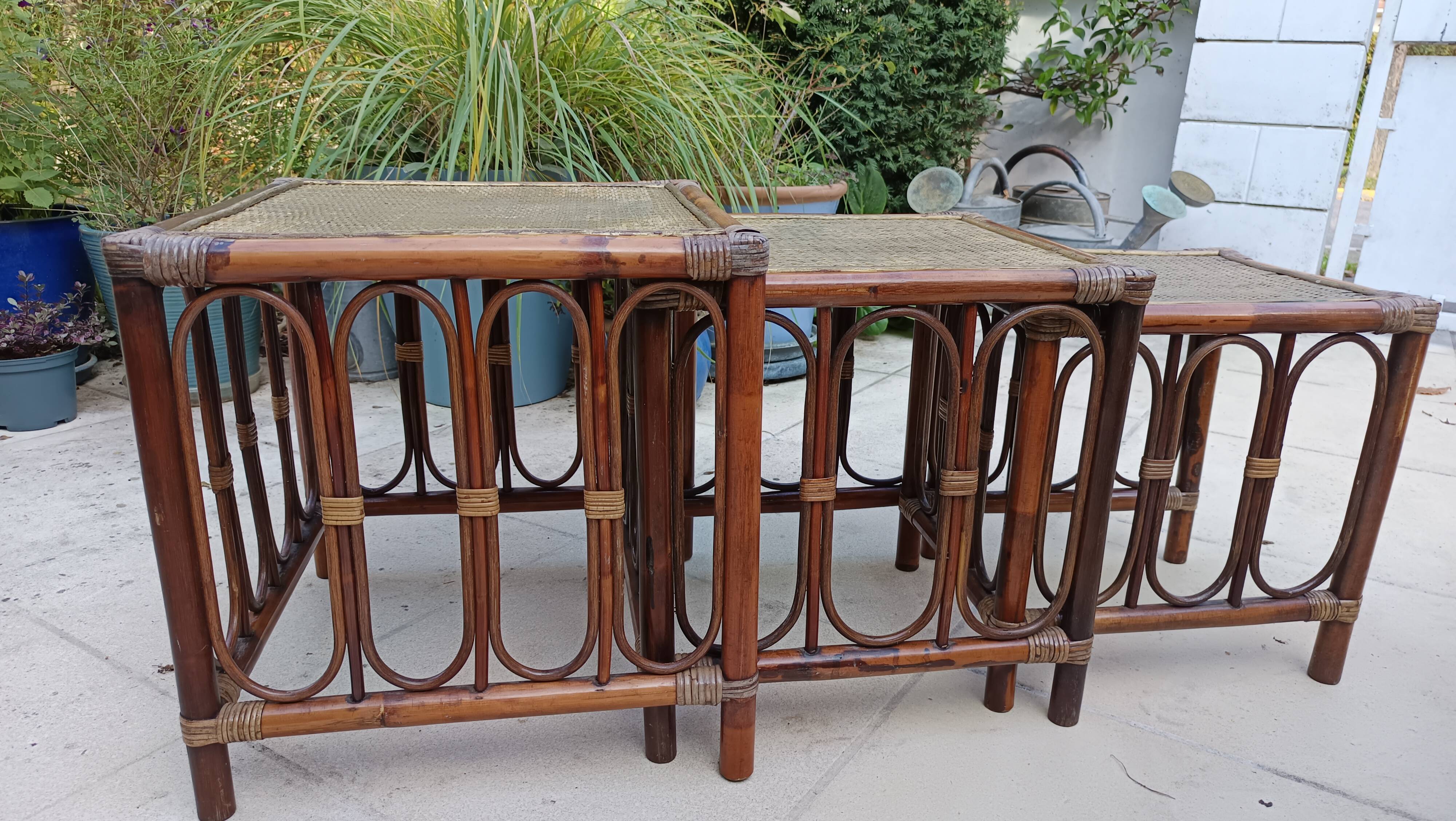 Nest of low tables in rattan, stackable.