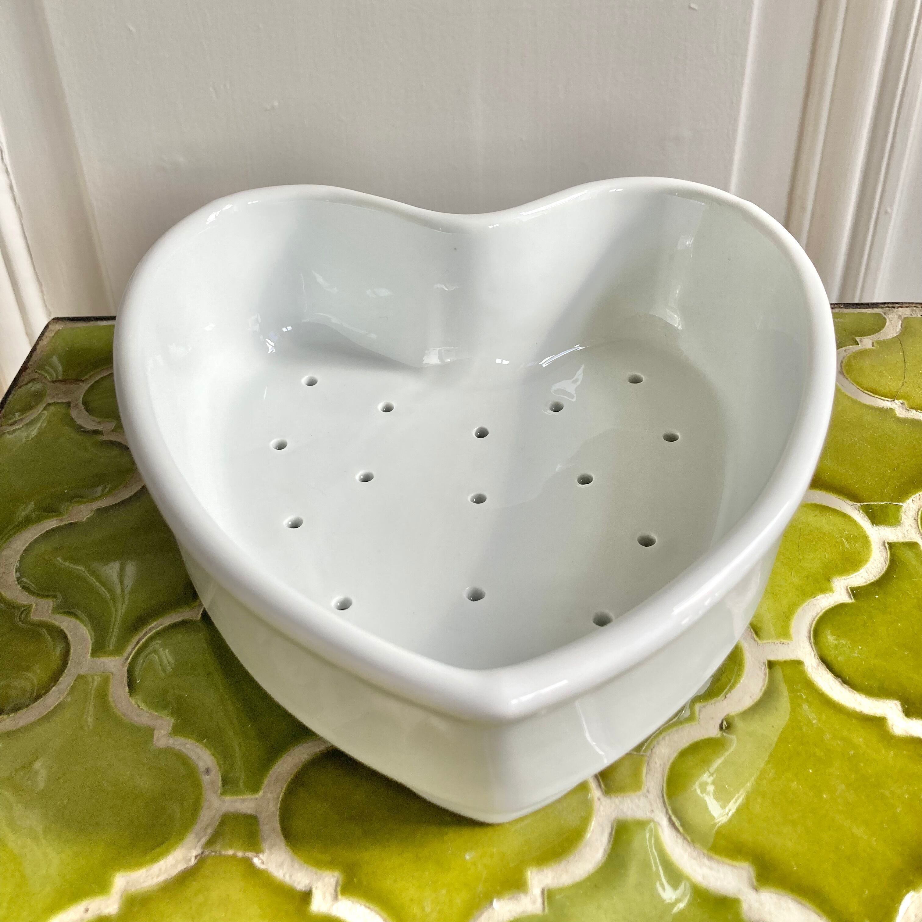 Heart-shaped fruit drainer dish