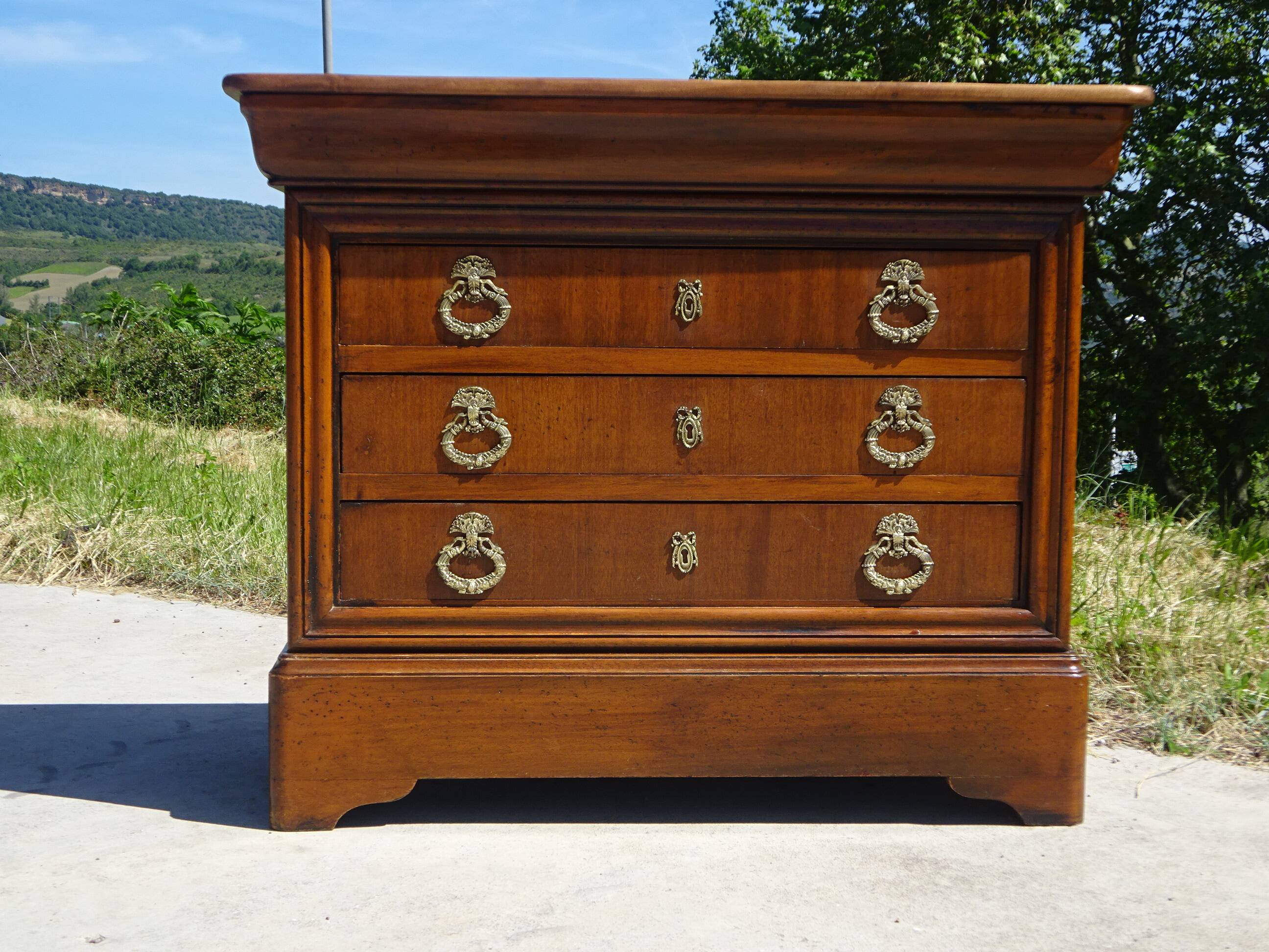 Commode 4 tiroirs, jolies poignées dorées