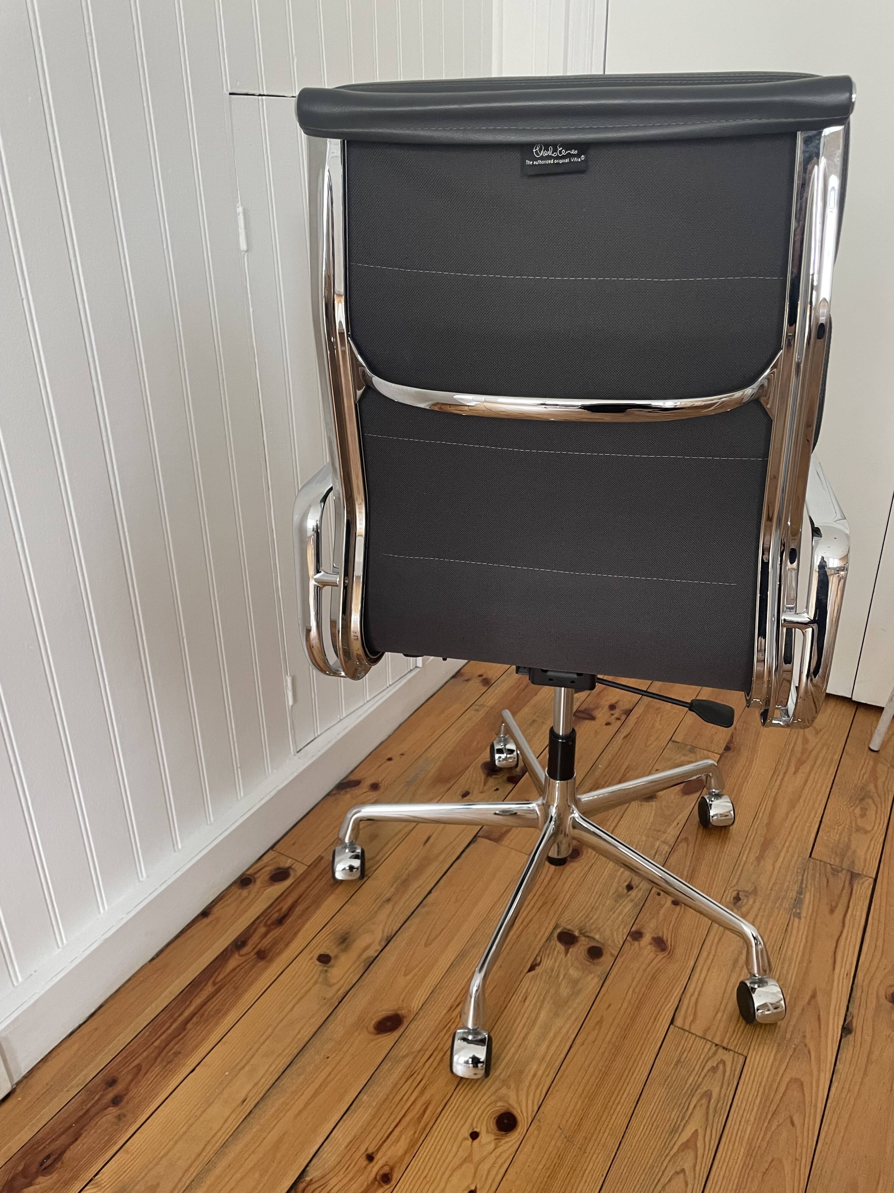 Fauteuil de bureau ea 219 soft pad eames chair by vitra