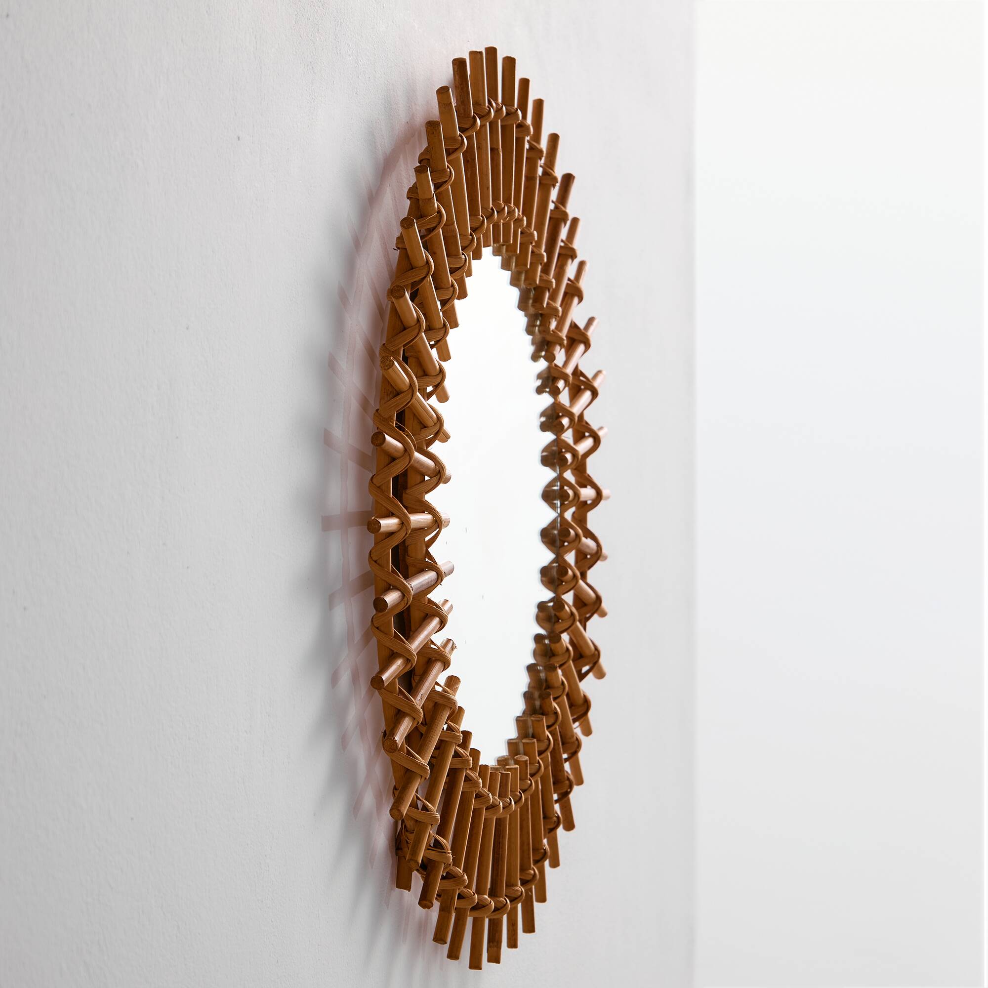 Miroir encadré en rotin et canne