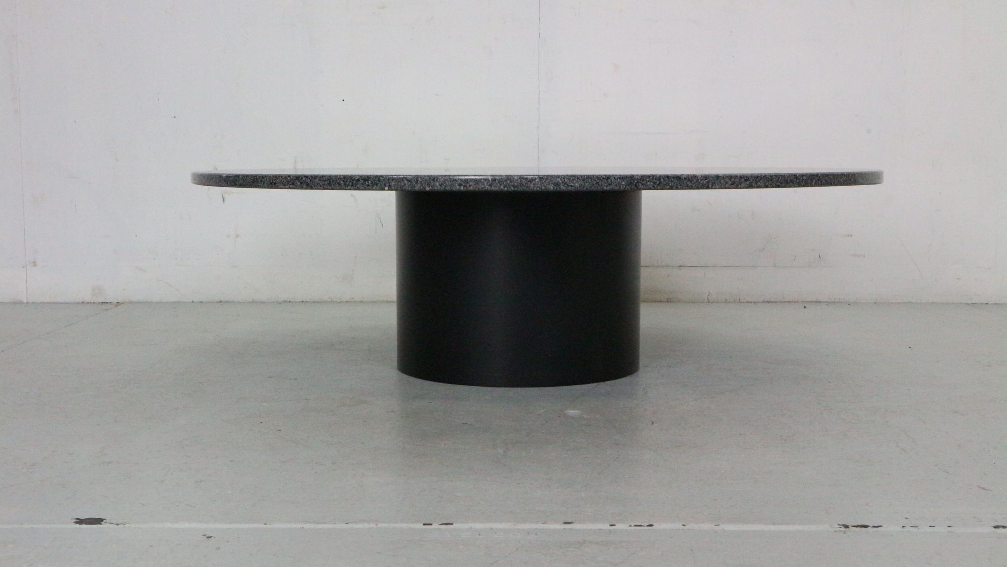 Mid-century  granite stone round coffee table, 1970's italy