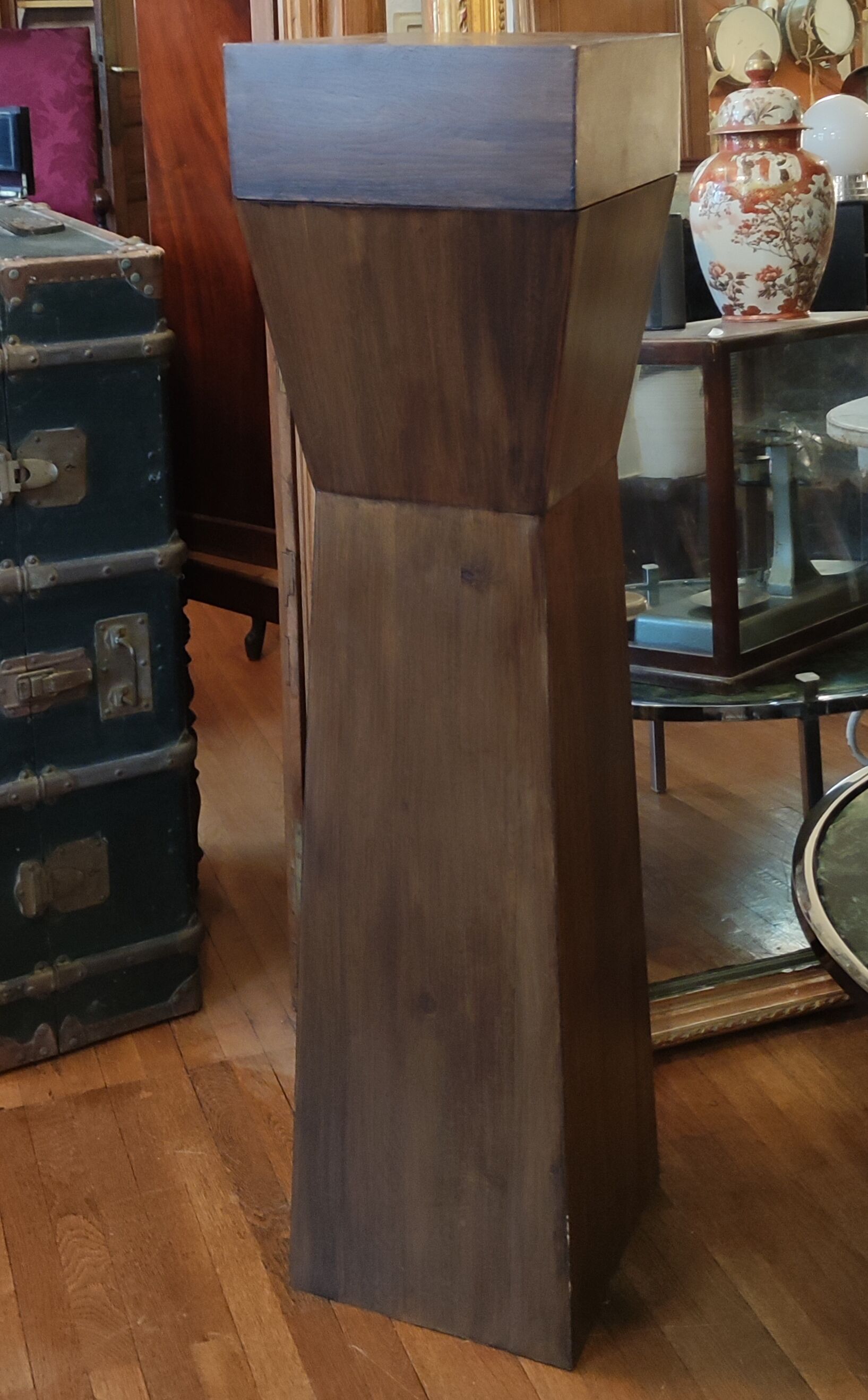 Fifth wheel conical pedestal contemporary design