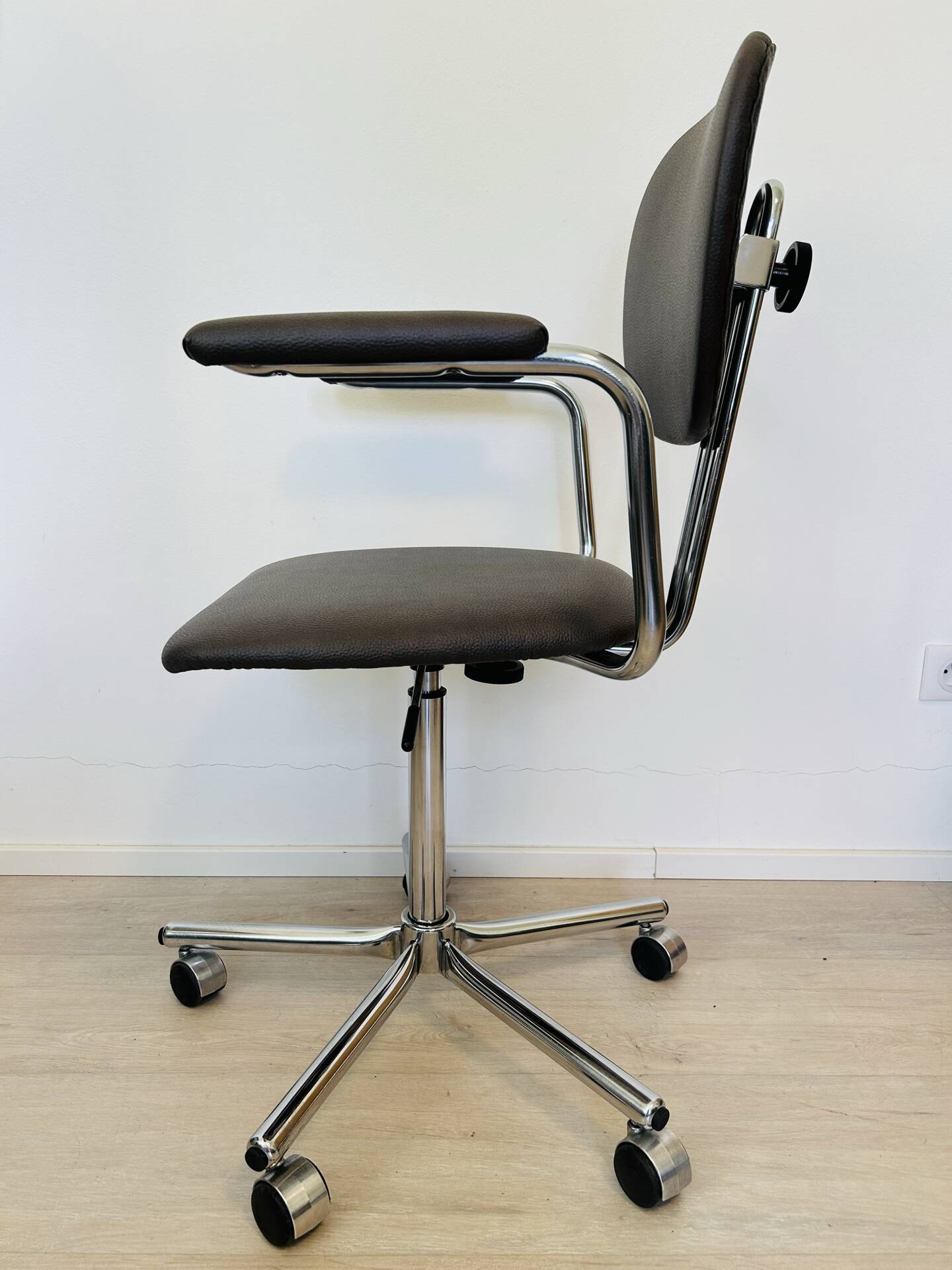 Vintage office chair fully restored by Kovona, 1980s.