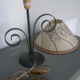 Lampe avec volutes en fer forgé et abat-jour ancien
