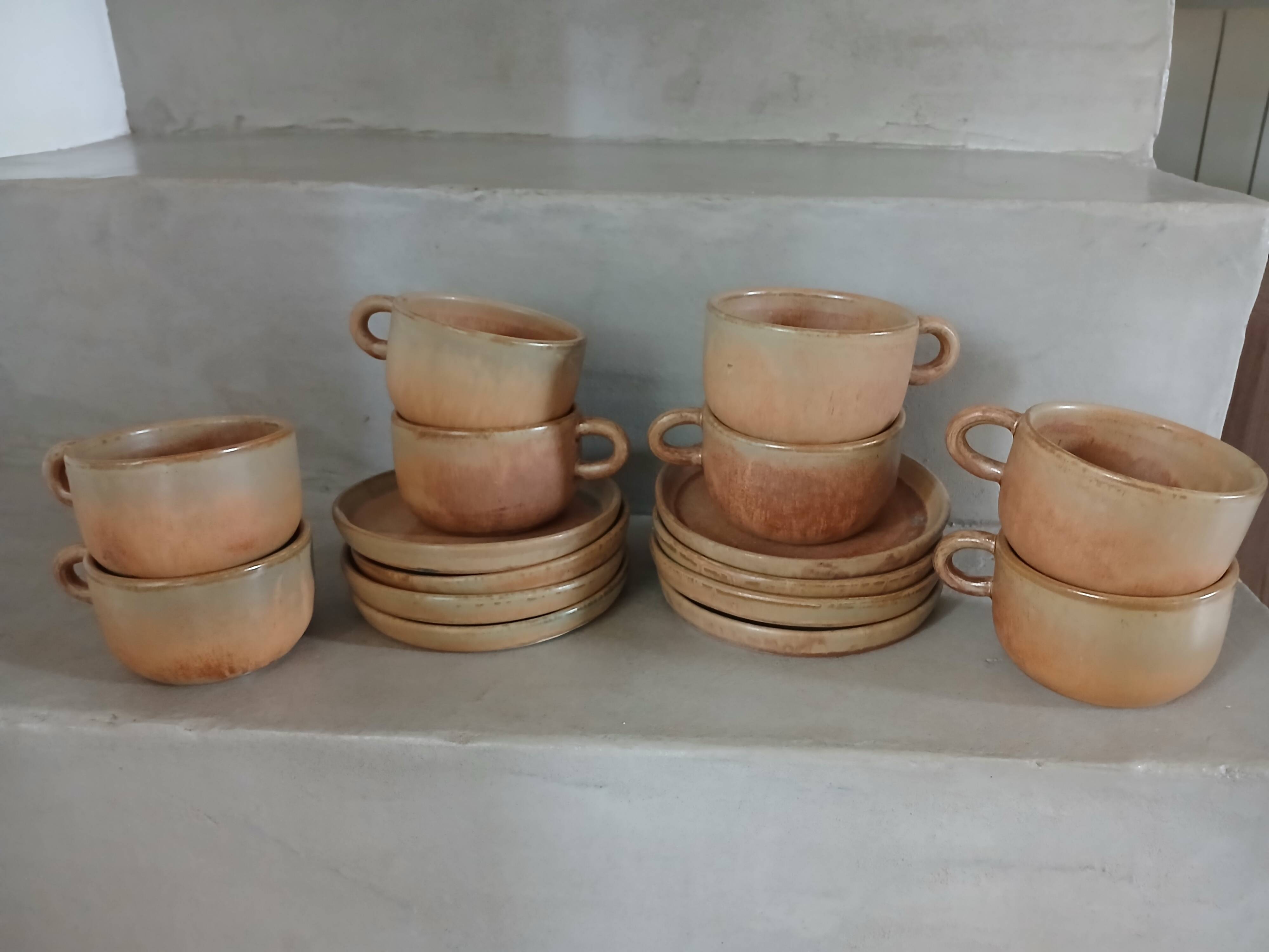 8 tasses anciennes avec soucoupes en grès