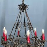 Lustre forgé de style gothique.