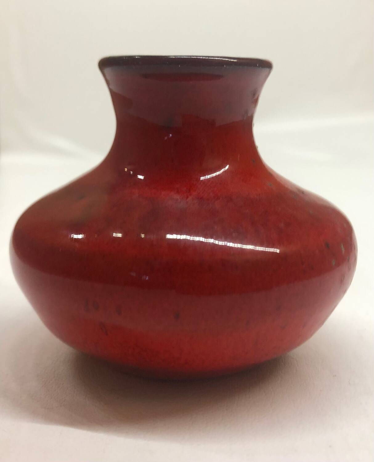 Vase boule en céramique rouge signé A