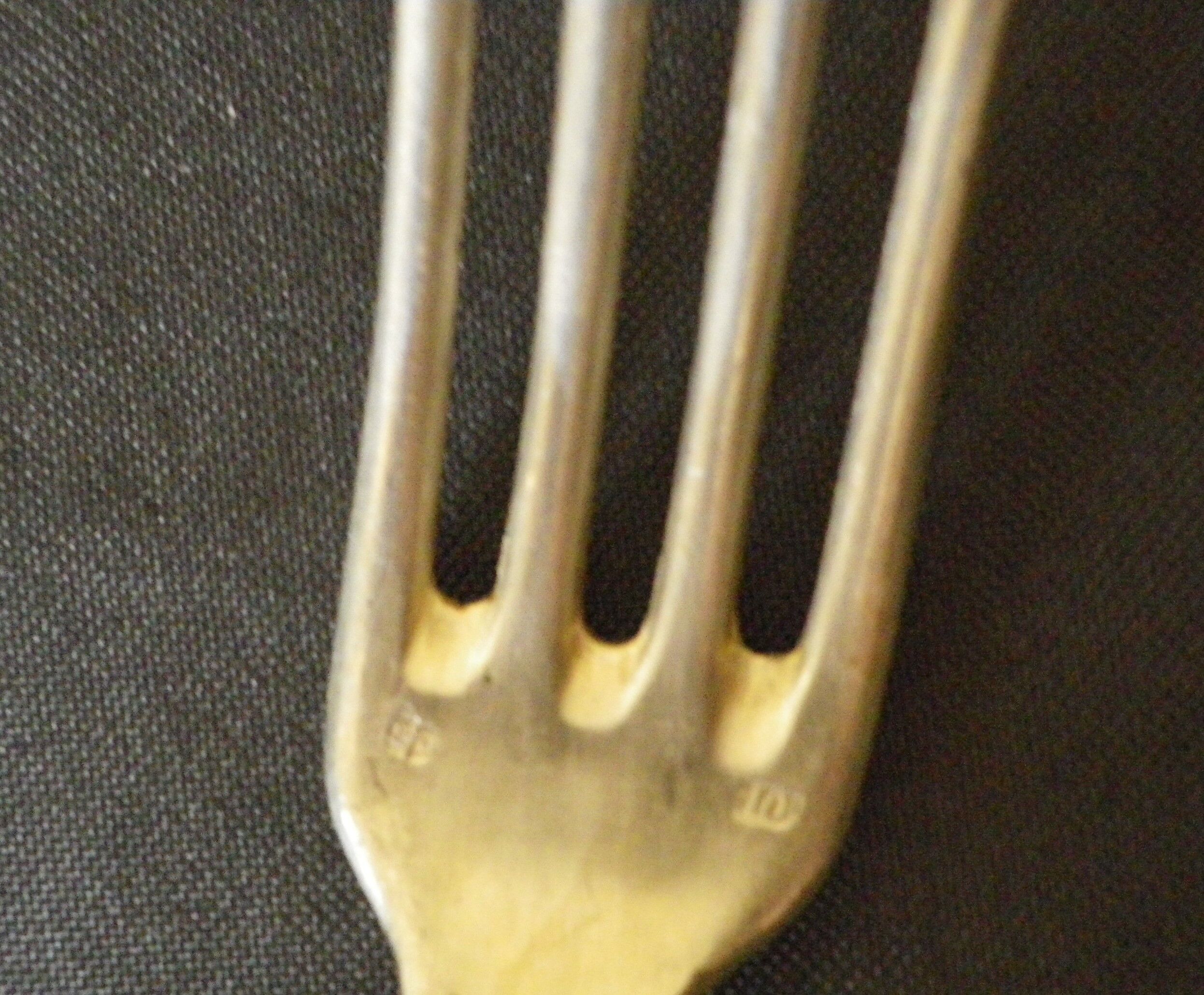 23 seats: 12 forks, 11 spoons, silver metal, 2 punches