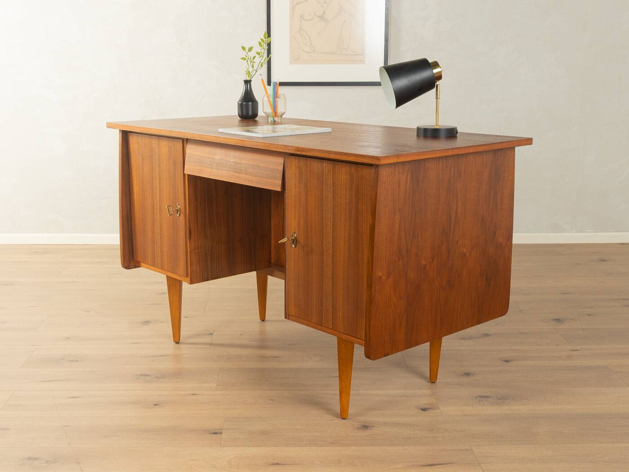Bureau classique autoportant des années 1950, en placage de noyer.