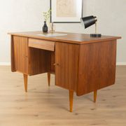 Bureau classique autoportant des années 1950, en placage de noyer.