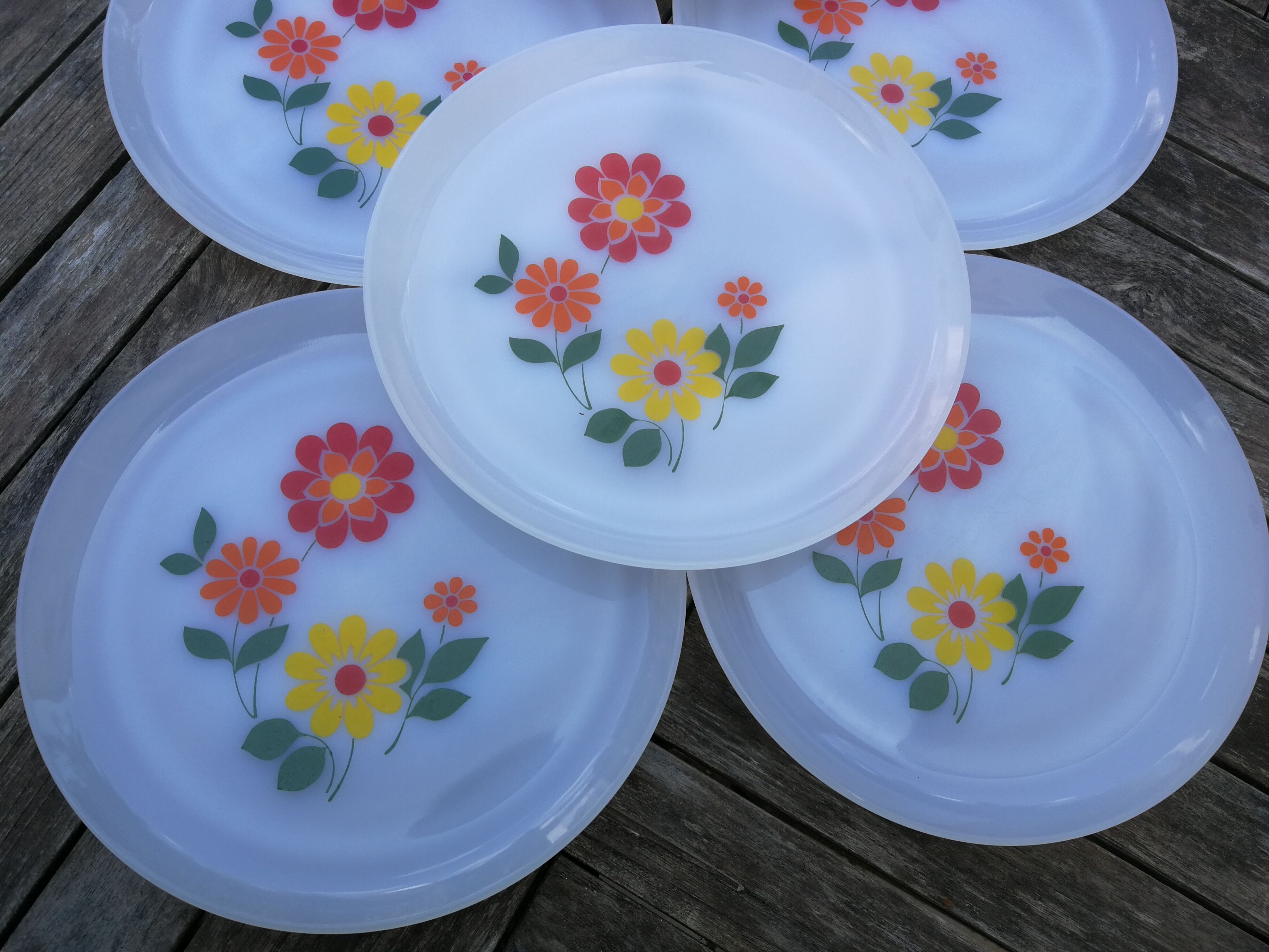 Set of 8 flat plates Arcopal with flowers