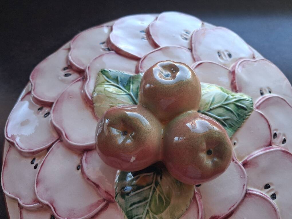 Pie dish / Tatin with a trompe-l'œil lid in slipware – Apple decoration