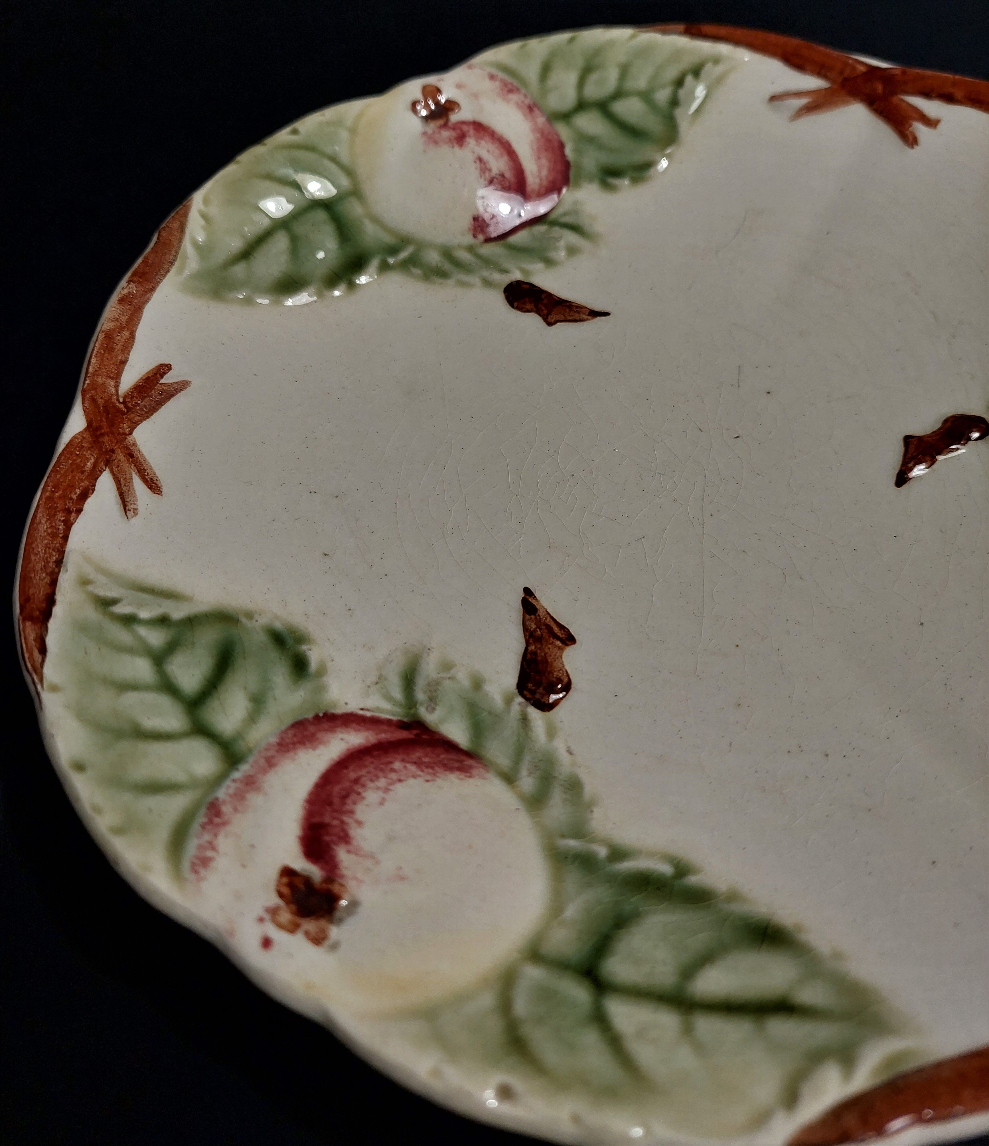 Plate in slip Choisy le Roi apples early twentieth century