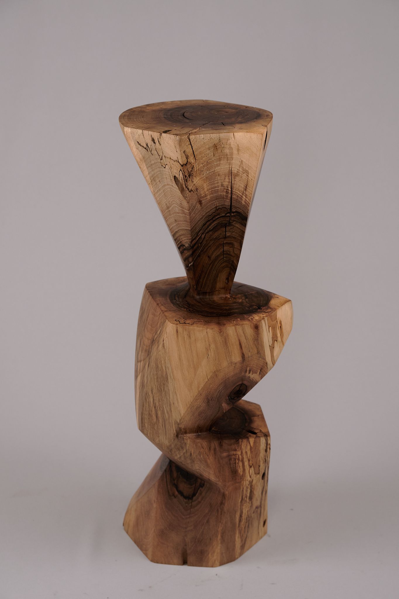 Table d’appoint sculpturale en bois massif, design contemporain original, logniture