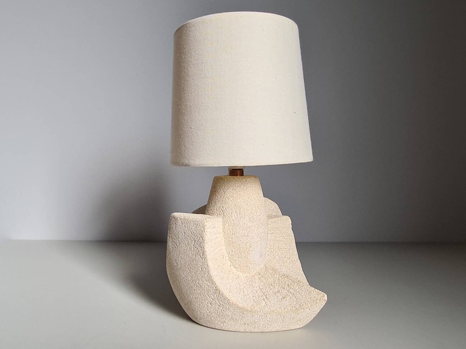 Albert Tormos style sculpture lamp in white stone / 60s / art / artisanal work / Mid-Century / France / 20th century