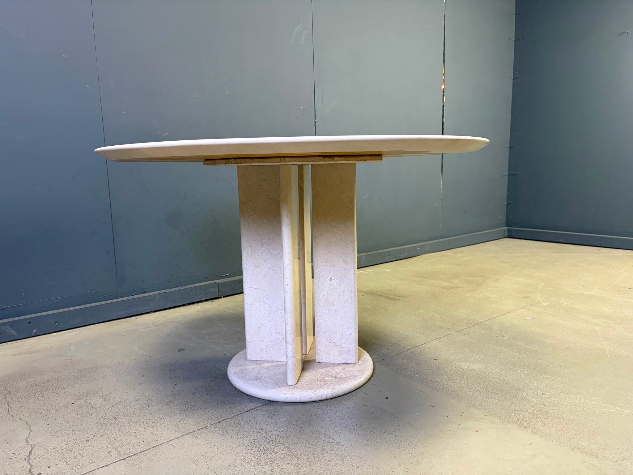Round French travertine dining table 1970s