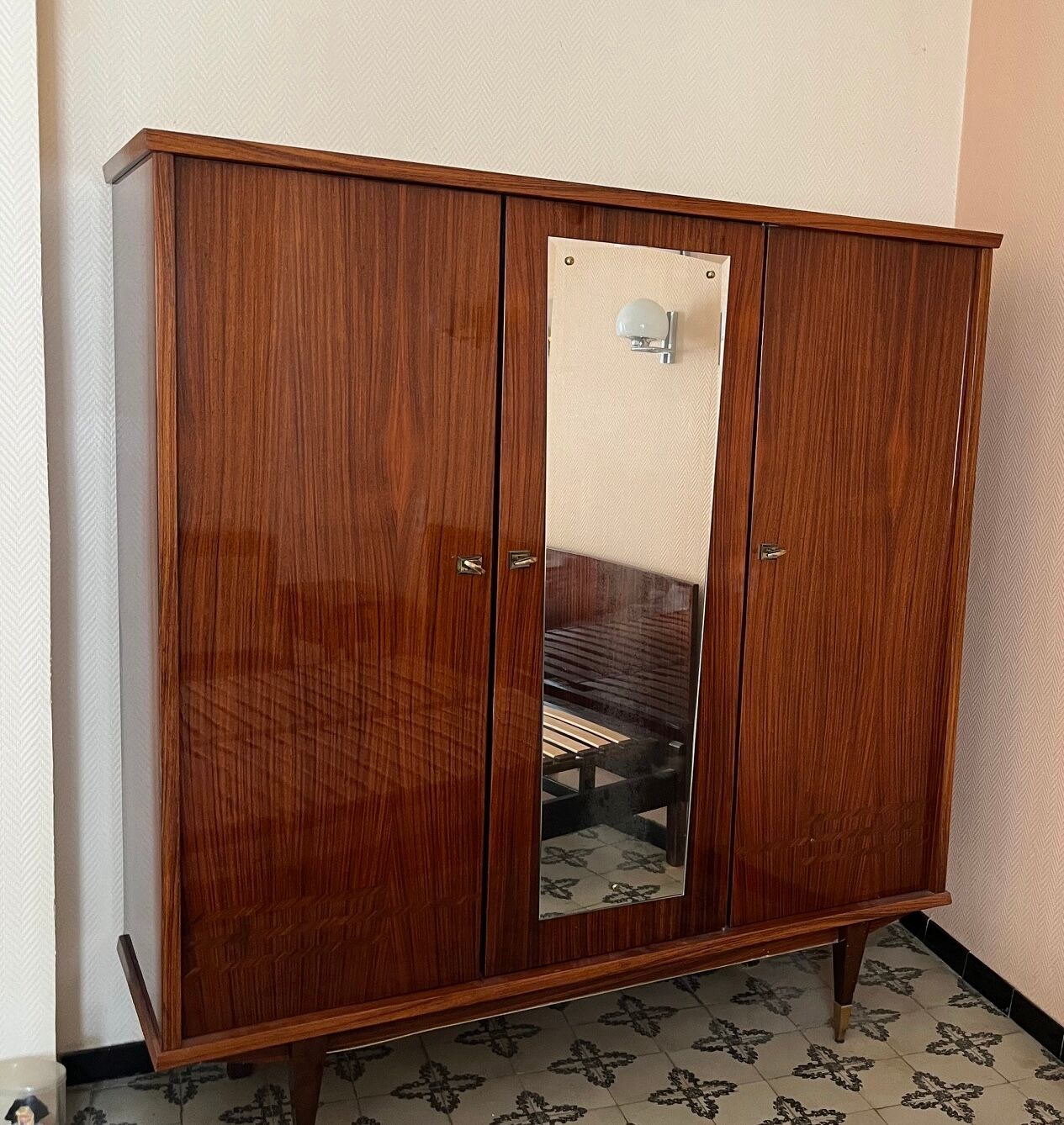 Armoire vintage avec étagères et miroir intérieur laqué