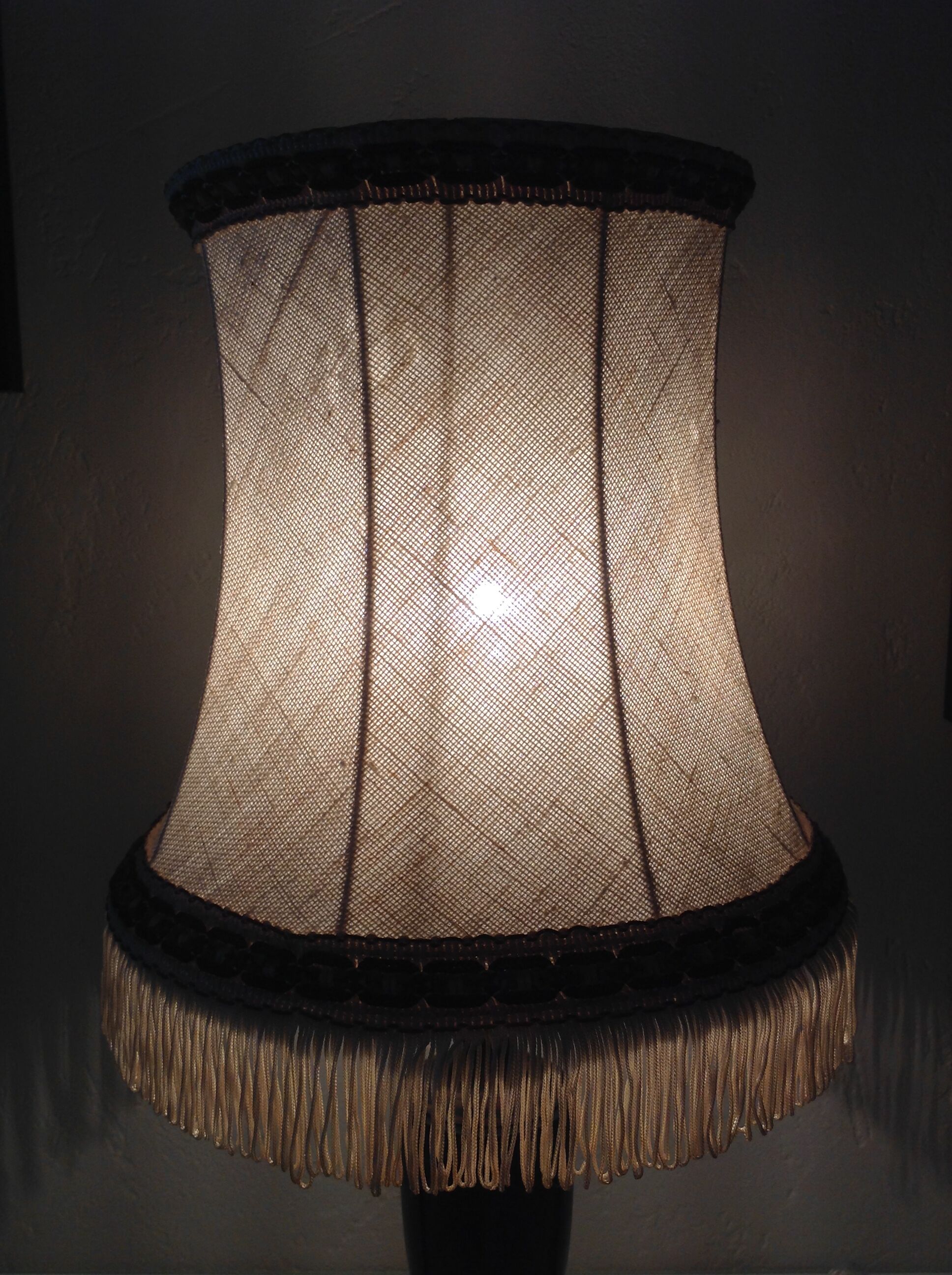 Lampe en bois tourné et abat en tissu beige style art déco / années 40-50
