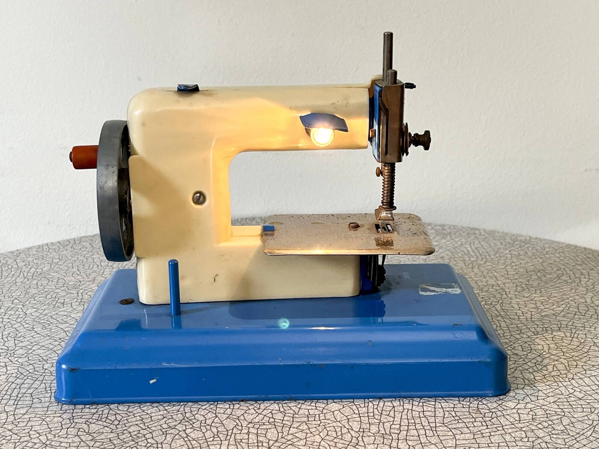 "Marie-José" sewing machine in metal and plastic, children's toy from the 1950s