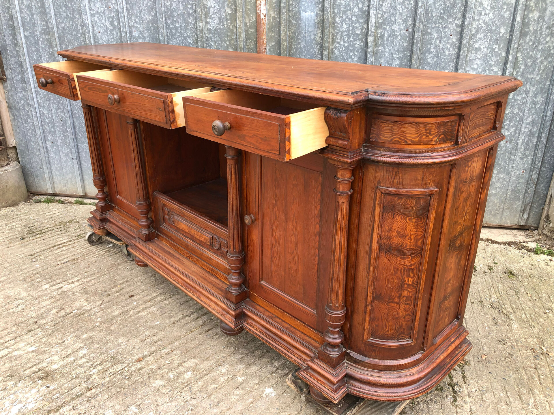 Antique sideboard with rounded edges in pitch pine from the late 19th century.