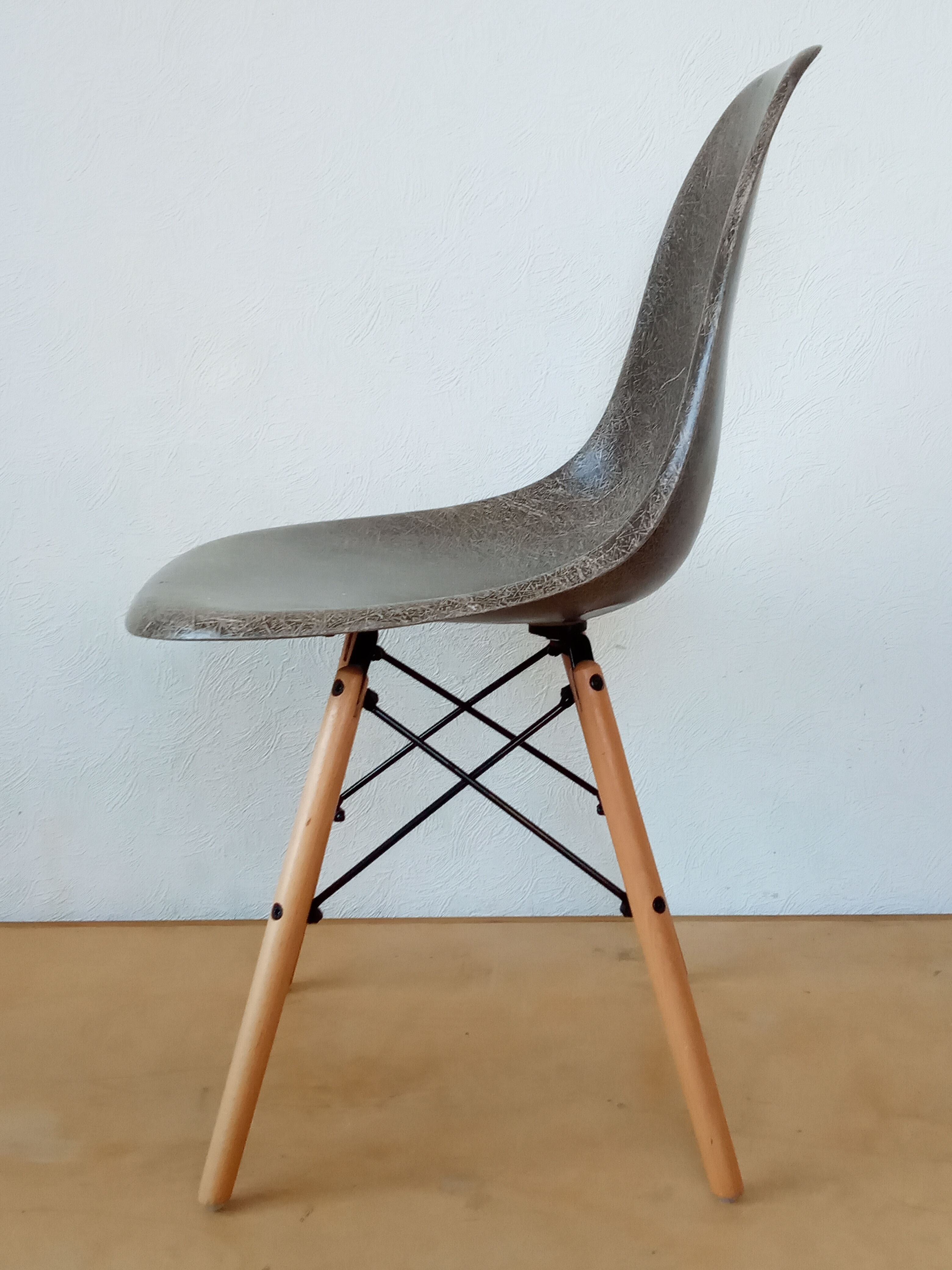 Eames DSW Fiberglass Chair
