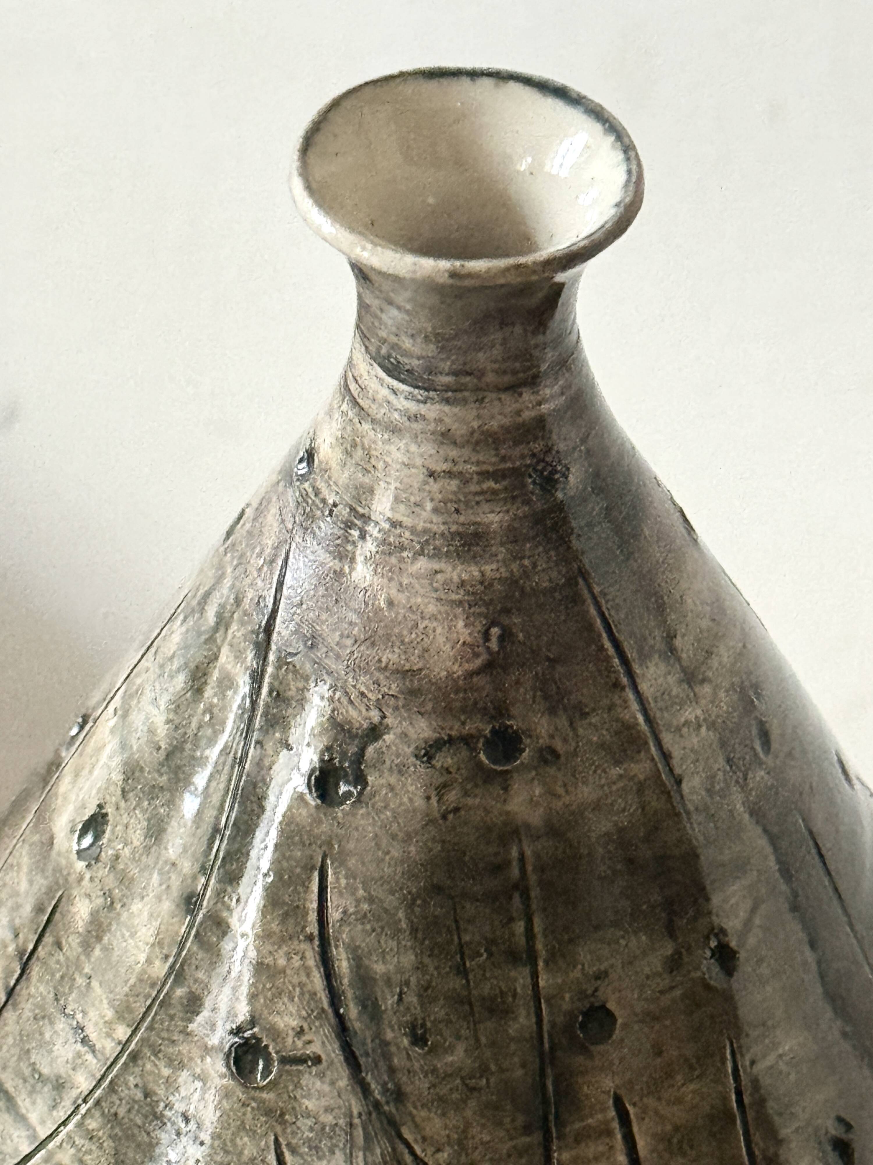 Japandi vase in glazed and incised ceramic, signed with a stamp.