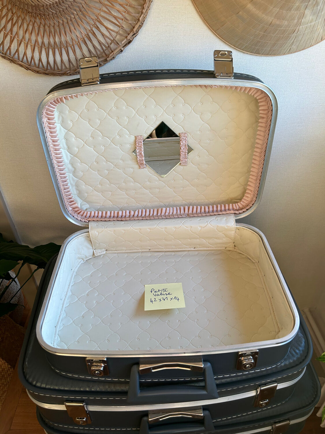 Complete set of "stewardess" nesting suitcases
