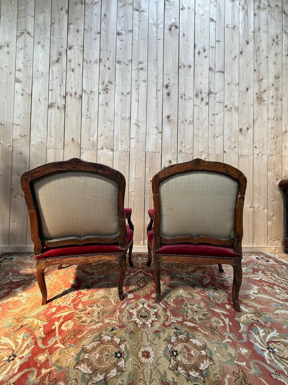 Pair of armchairs from the Louis XV period – Carved wood, burgundy velvet