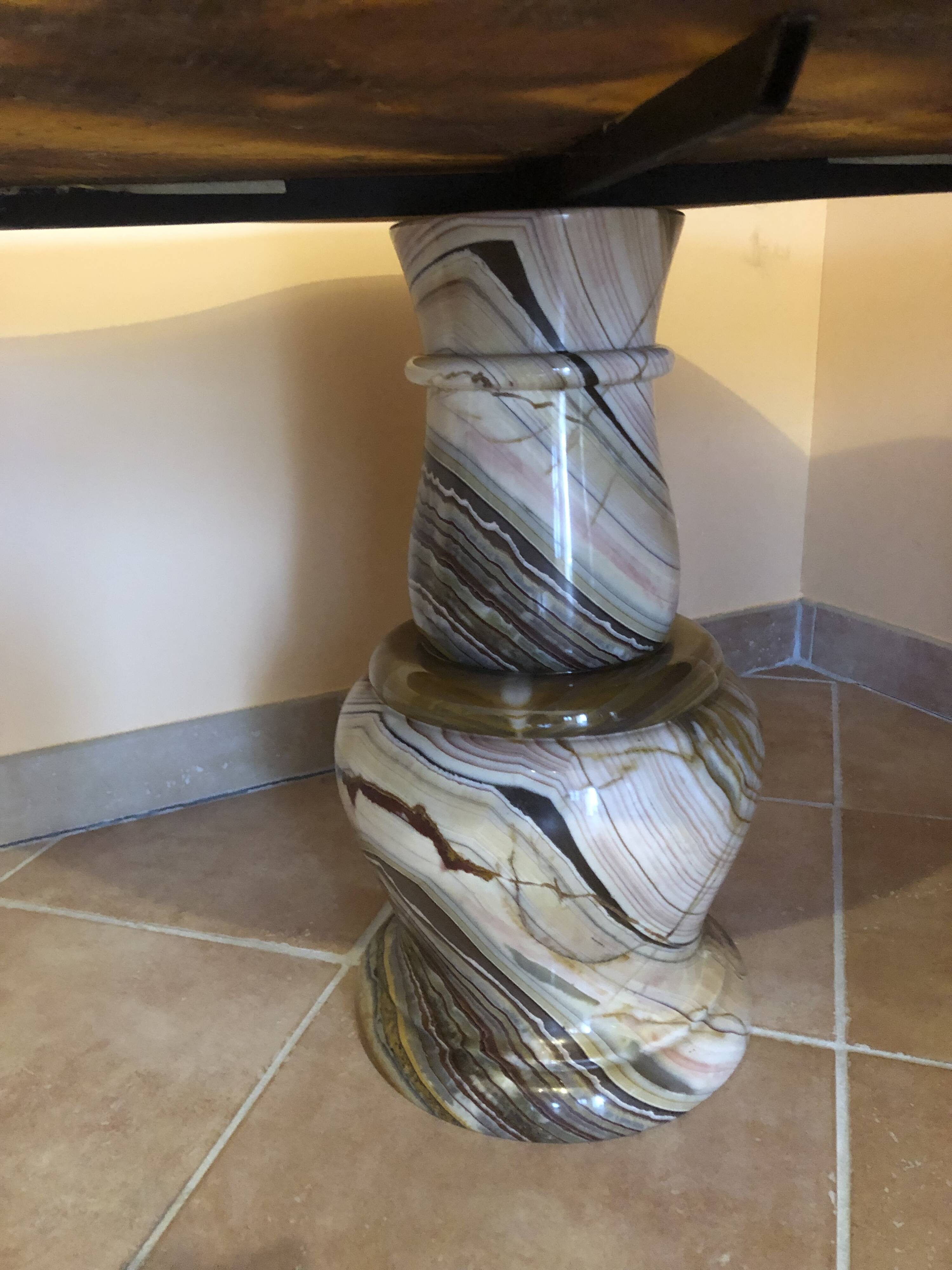 Table basse en onyx forme libre