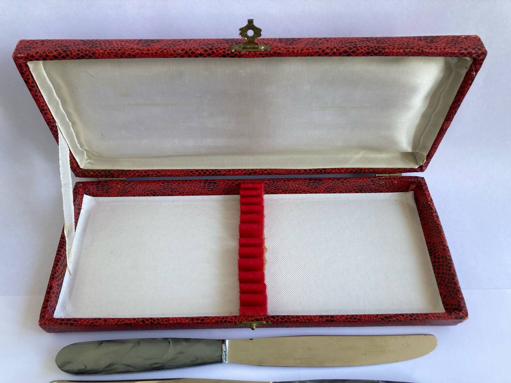 12 Stainless steel blade knives with round tips / Bakelite handles with pearl effect / Prulhière La Béquille + Box / 1950s