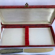 12 Stainless steel blade knives with round tips / Bakelite handles with pearl effect / Prulhière La Béquille + Box / 1950s